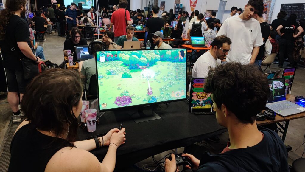 Persone che giocano a un videogioco in una sala LAN o a un evento di gaming in Italia.