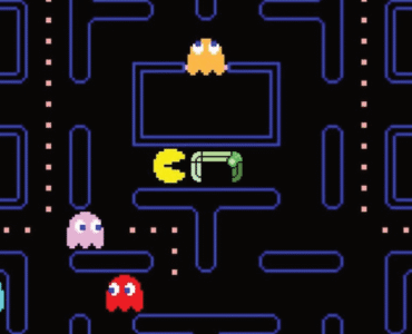 Screenshot di una partita classica al videogioco arcade Pac-Man con il protagonista e i fantasmi nel labirinto.