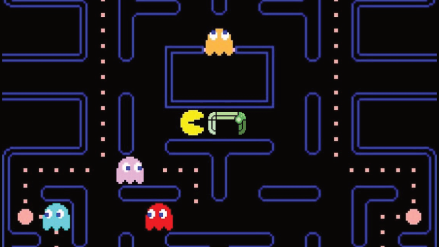 Screenshot di una partita classica al videogioco arcade Pac-Man con il protagonista e i fantasmi nel labirinto.